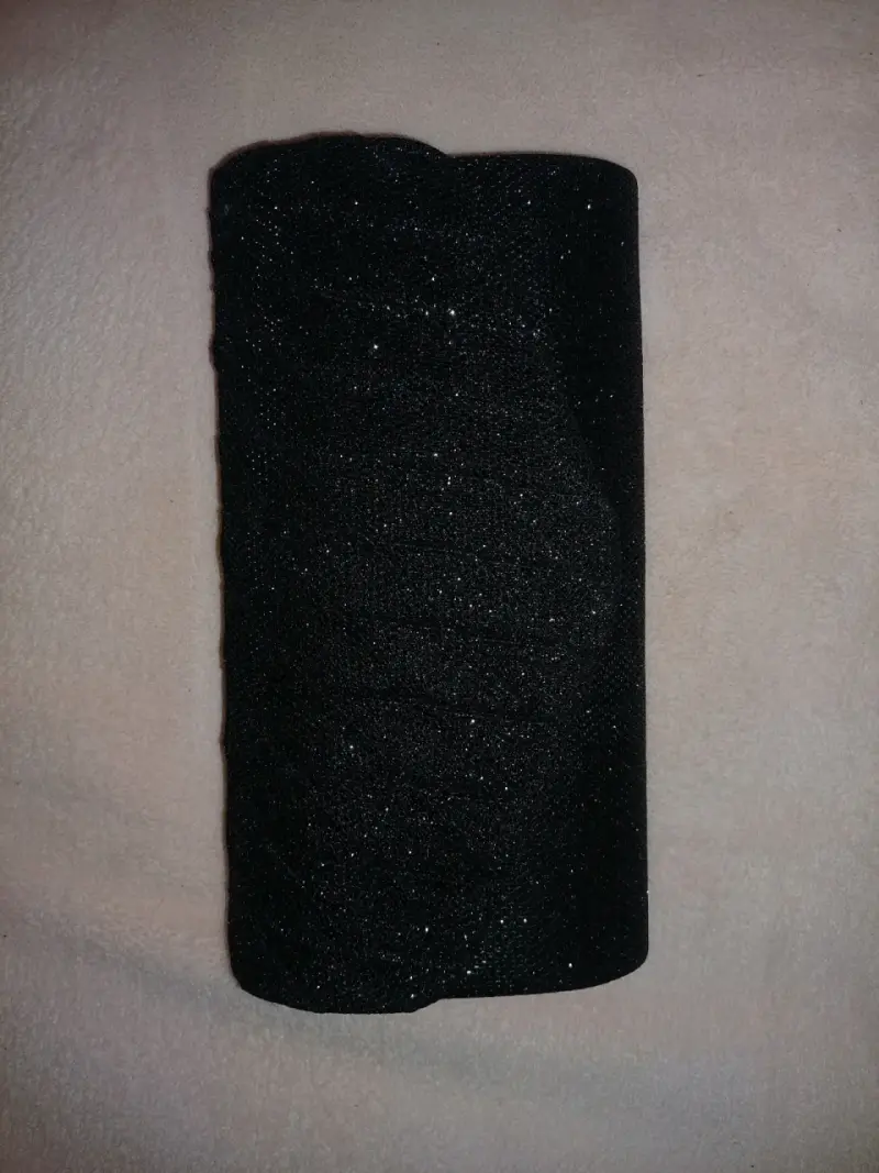 Cartera de mano negra con brillo