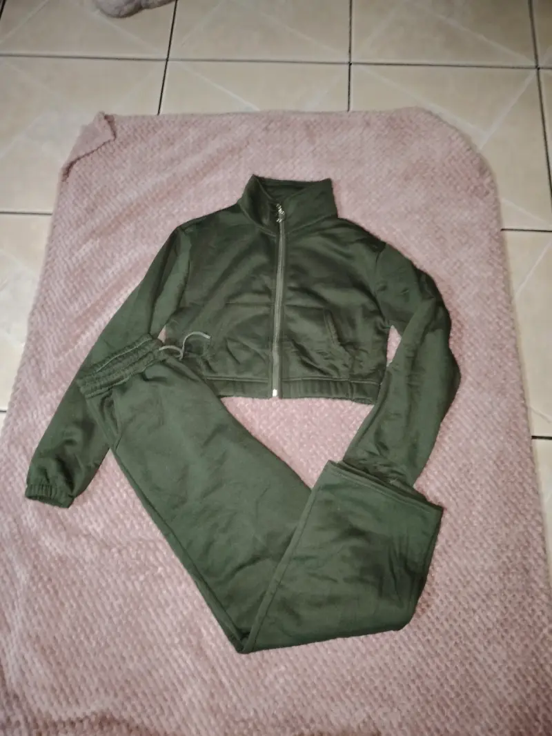 Conjunto deportivo verde oscuro