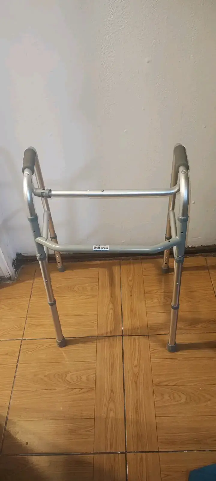 Andador de aluminio plegable