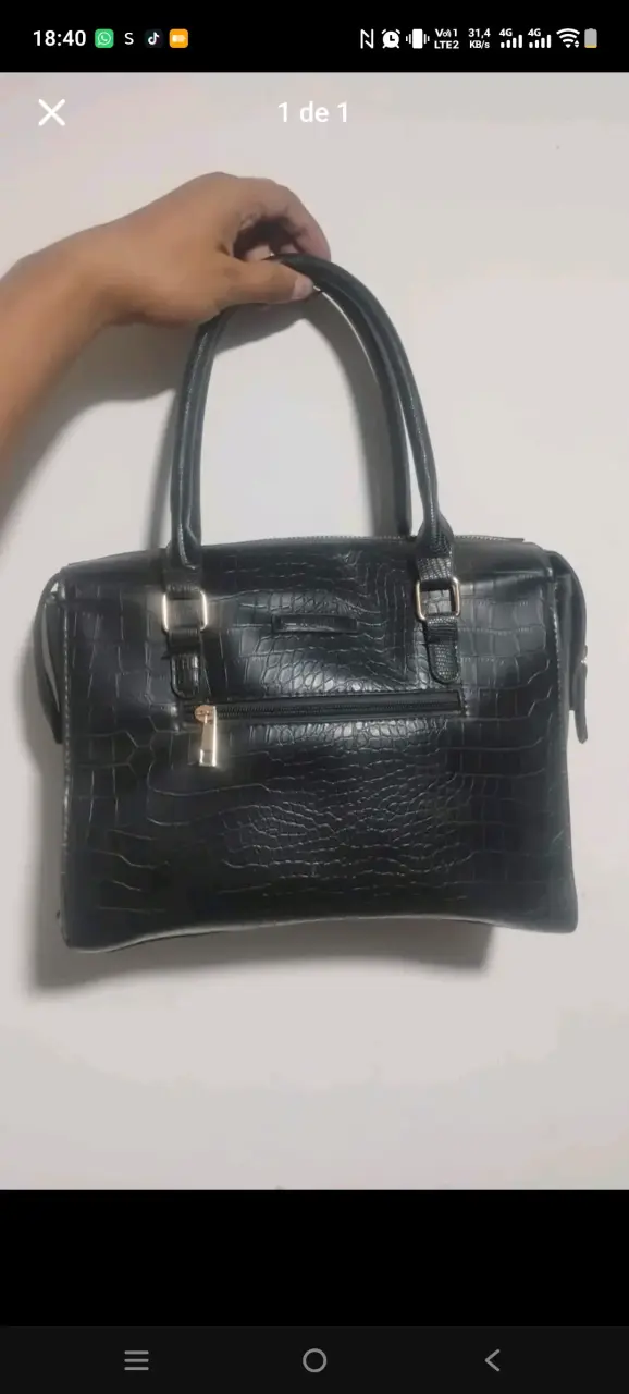 Cartera negra de cuero sintético