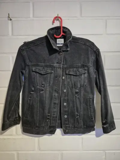 Chaqueta de mezclilla negra desgastada - miniatura 1