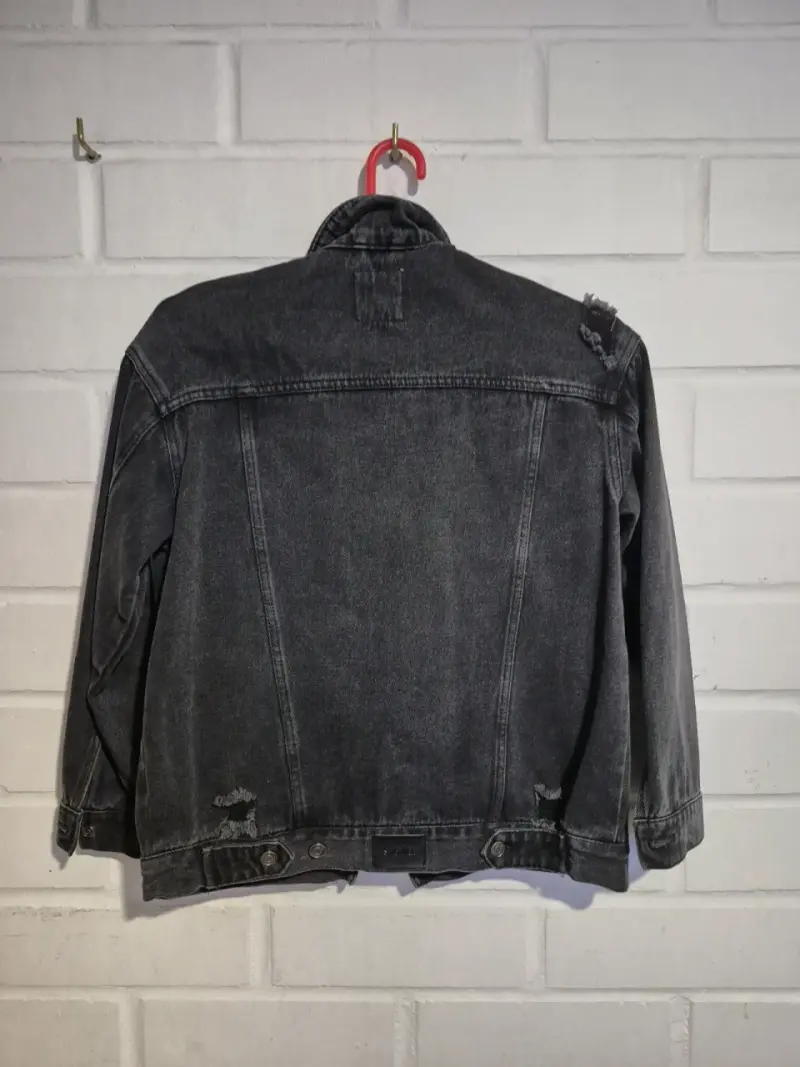 Chaqueta de mezclilla negra desgastada - 3