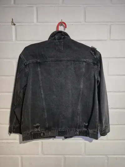 Chaqueta de mezclilla negra desgastada - miniatura 3