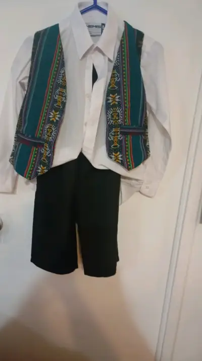 Traje típico con chaleco colorido - miniatura 1