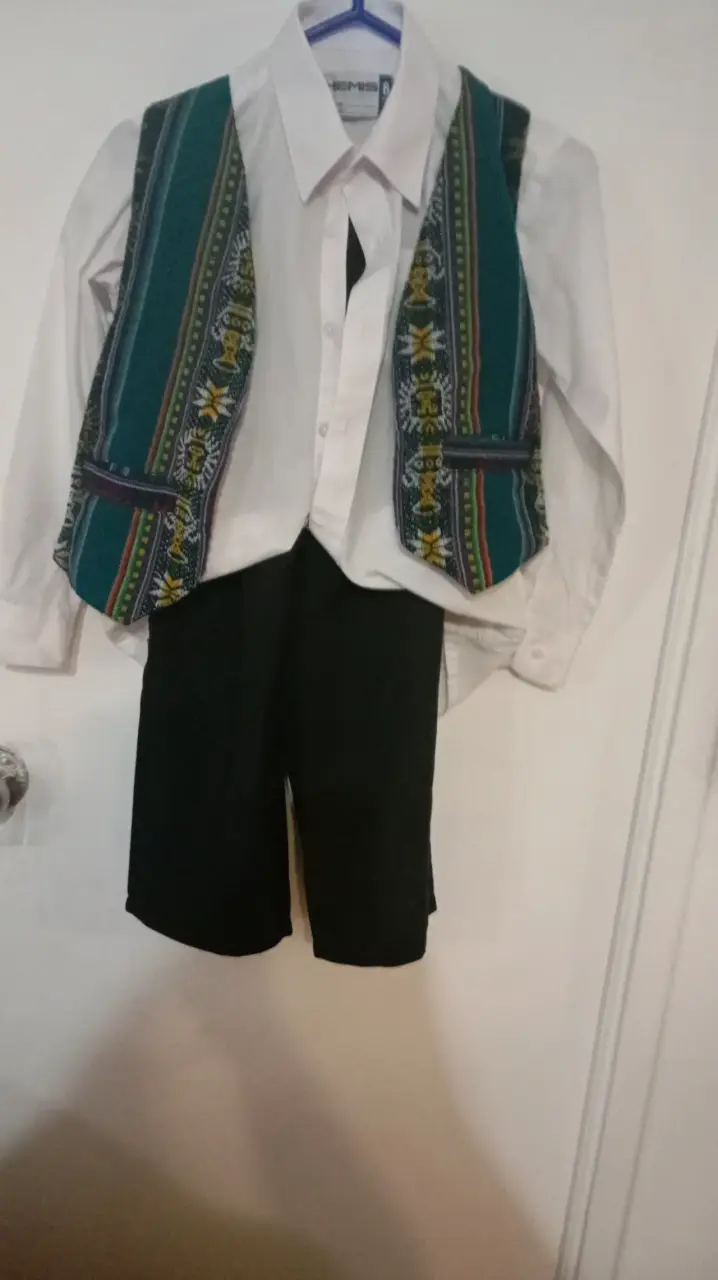 Traje típico con chaleco colorido - 2