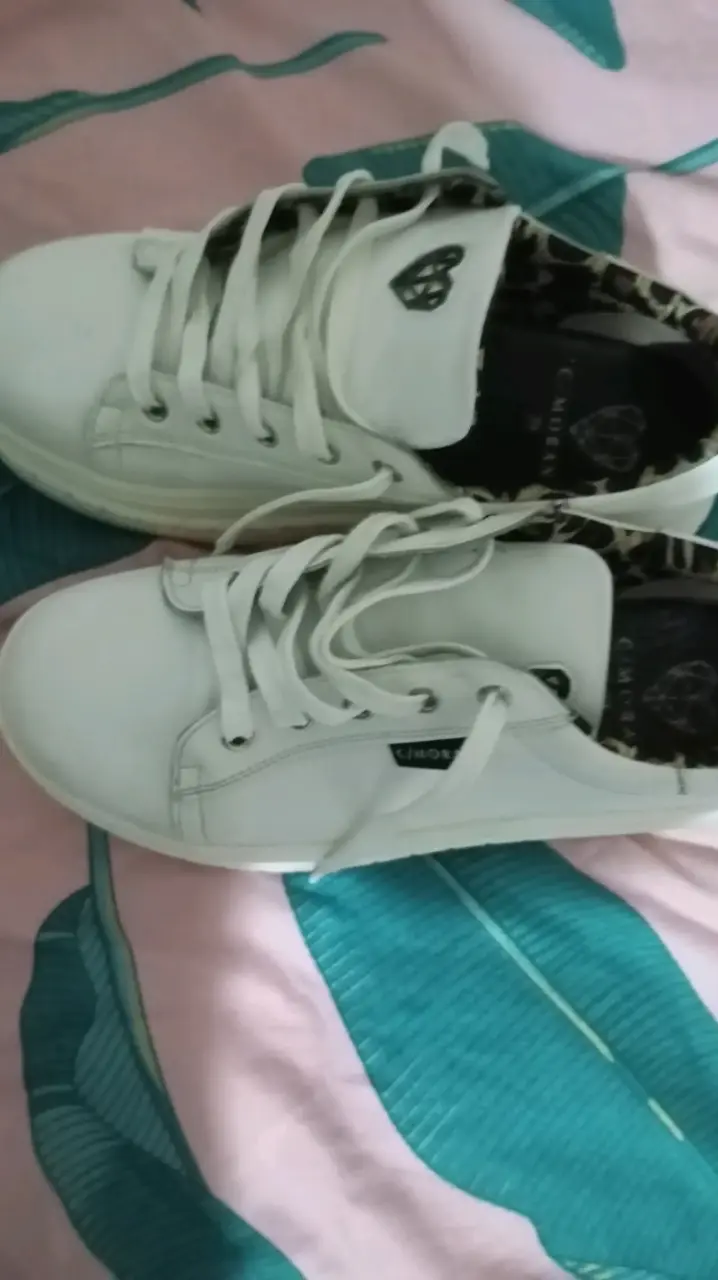 Zapatillas blancas con detalle - 1
