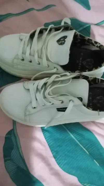 Zapatillas blancas con detalle - miniatura 1