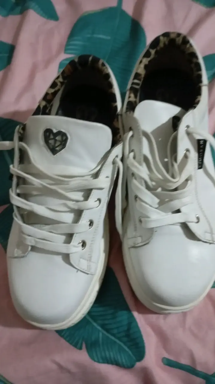 Zapatillas blancas con detalle - 2