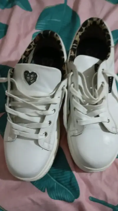 Zapatillas blancas con detalle - miniatura 2