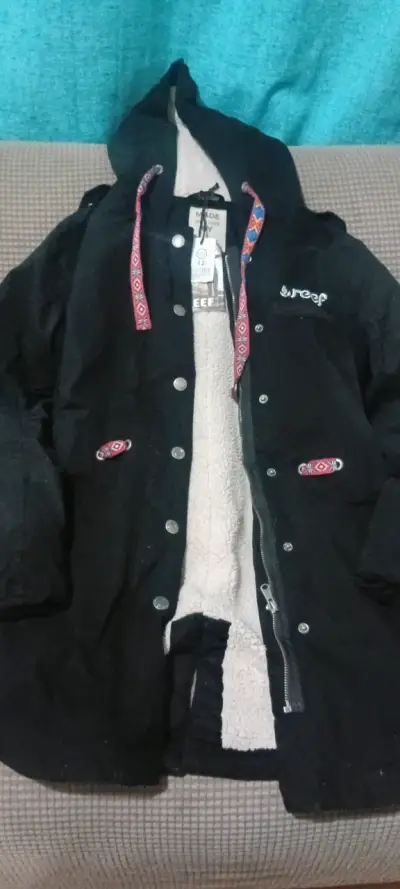 Chaqueta negra de niña con capucha - miniatura 1