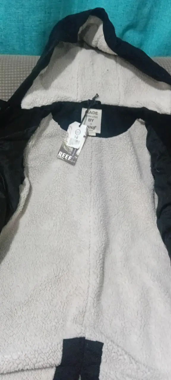 Chaqueta negra de niña con capucha - 2