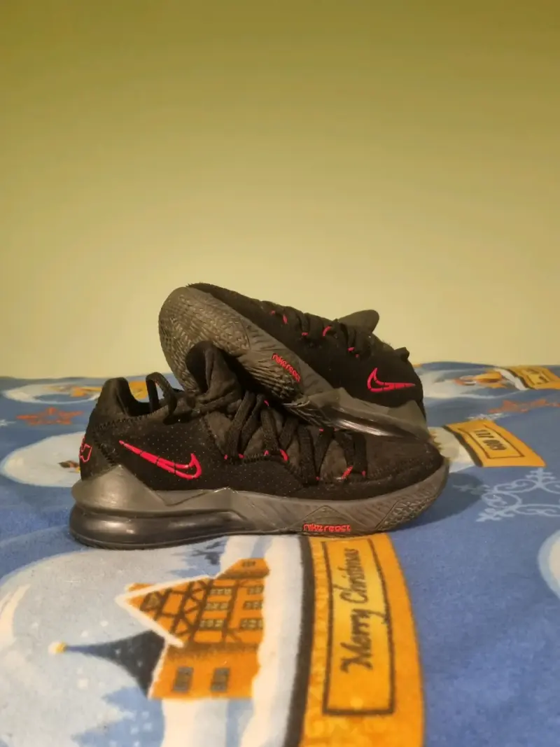 Zapatillas deportivas negras y rojas - 1