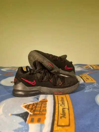 Zapatillas deportivas negras y rojas - miniatura 1
