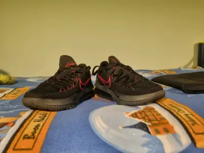 Zapatillas deportivas negras y rojas - miniatura 2