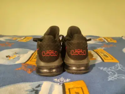 Zapatillas deportivas negras y rojas - miniatura 4