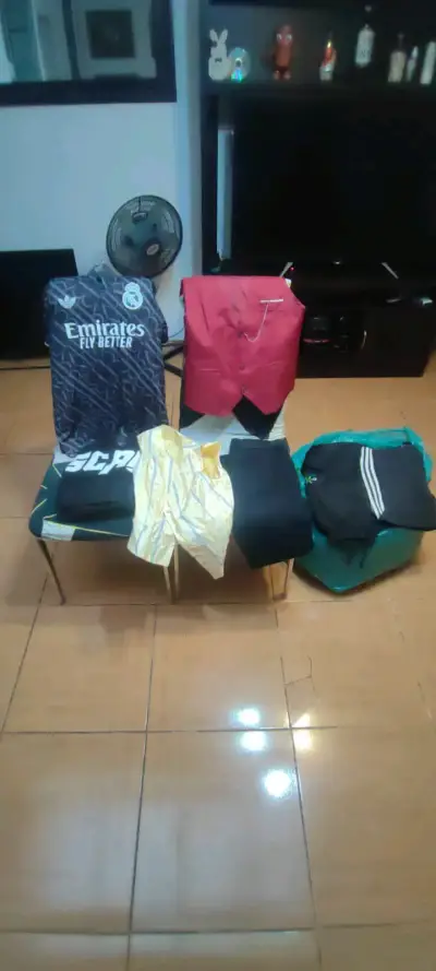 Camisetas deportivas y chaleco - miniatura 2