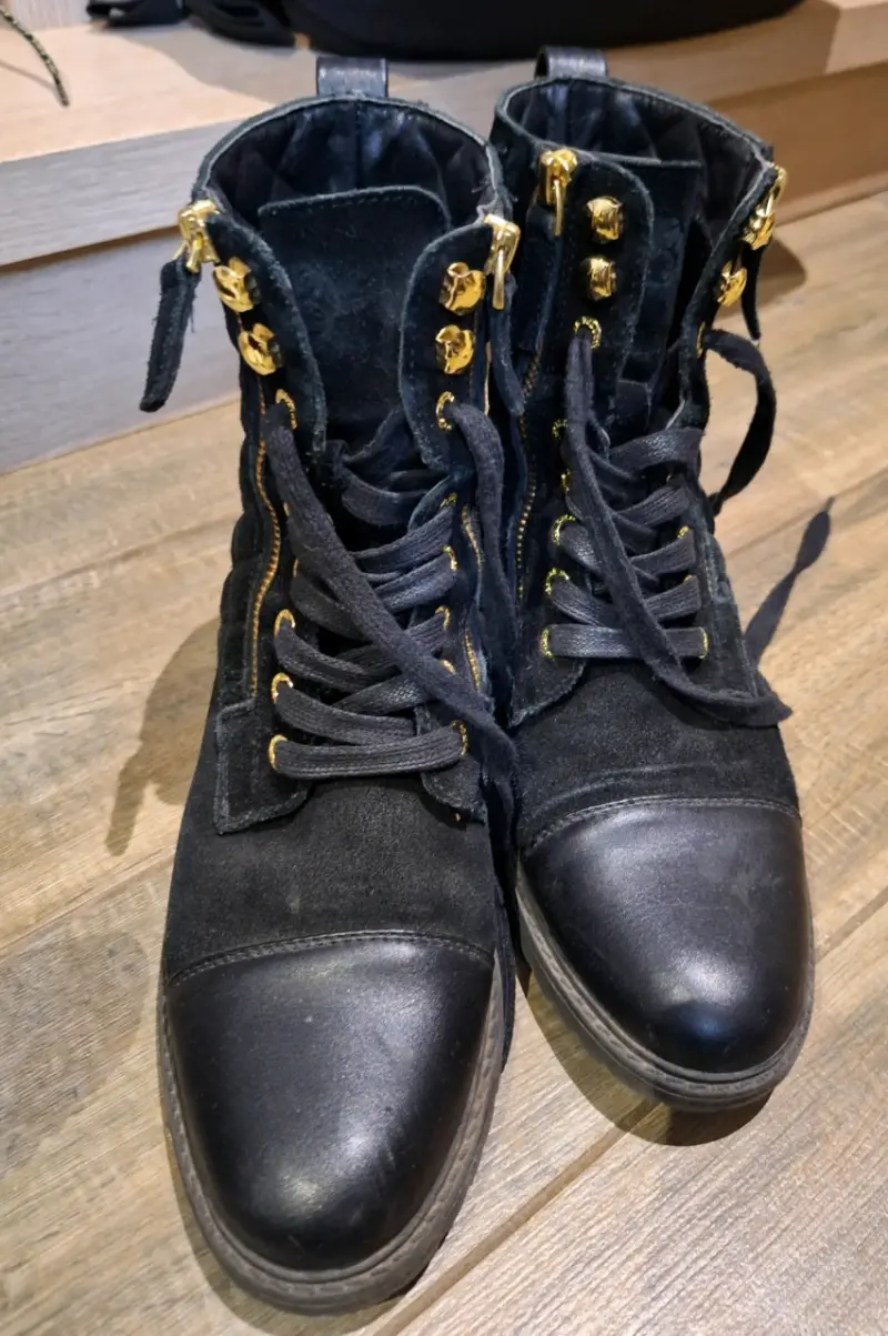 Botines negros con apliques dorados - 2