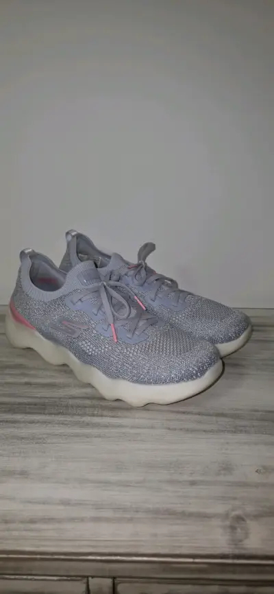 Zapatillas deportivas grises con detalles rosados - miniatura 1