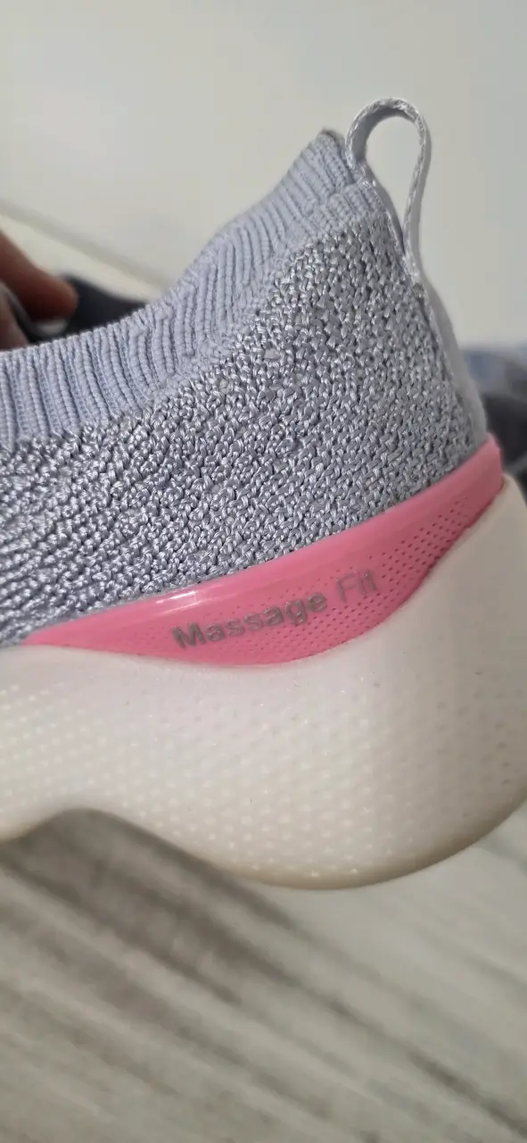 Zapatillas deportivas grises con detalles rosados - 2