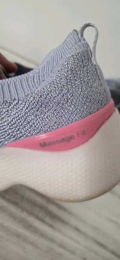 Zapatillas deportivas grises con detalles rosados - miniatura 2