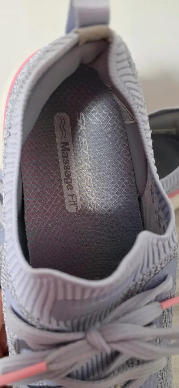 Zapatillas deportivas grises con detalles rosados - 4