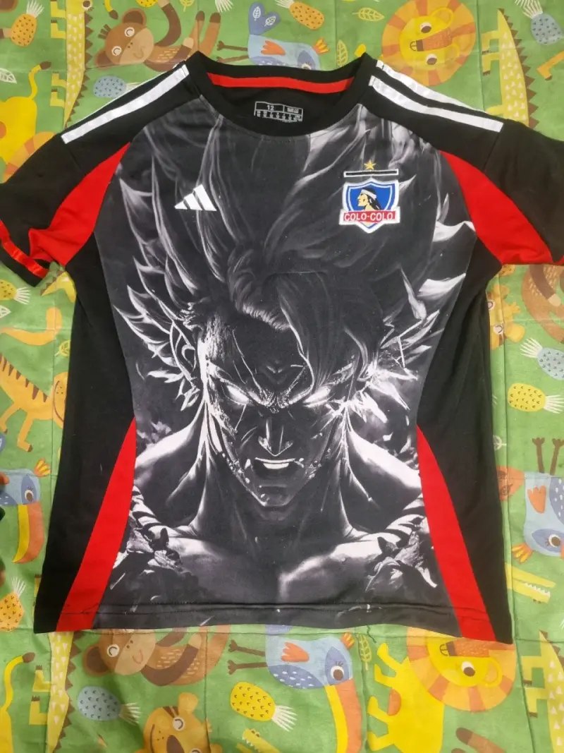 Polera Colo-Colo negra diseño anime - 1