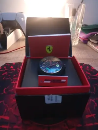 Reloj Ferrari con caja original - miniatura 1