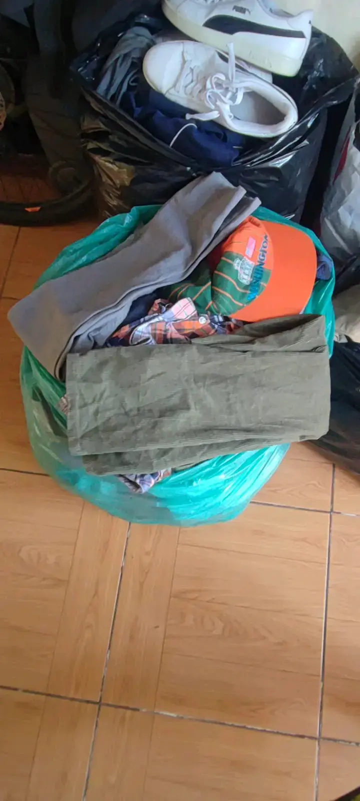 Ropa variada en bolsa - 1