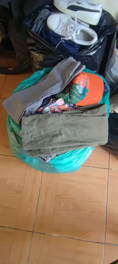 Ropa variada en bolsa - miniatura 1
