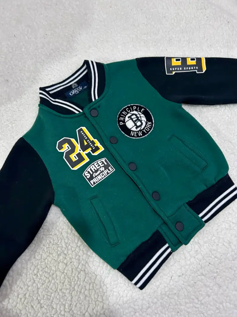 Chaqueta verde estilo varsity