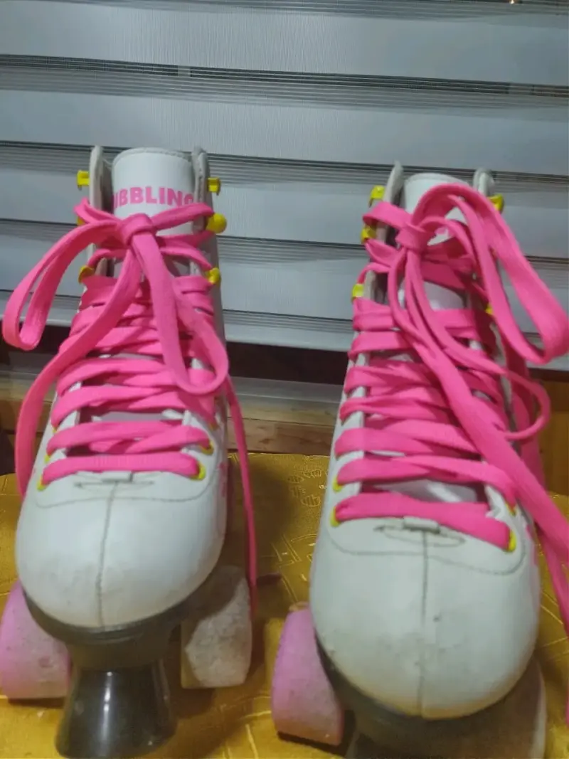 Patines blancos con cordones rosados - 1