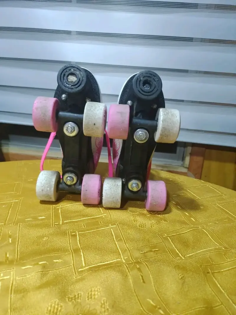 Patines blancos con cordones rosados - 4