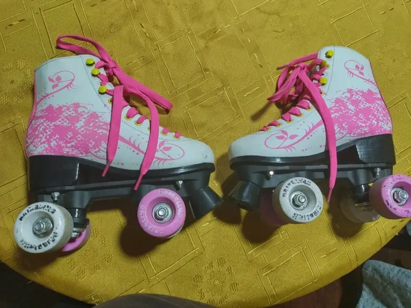Patines blancos con cordones rosados - 5