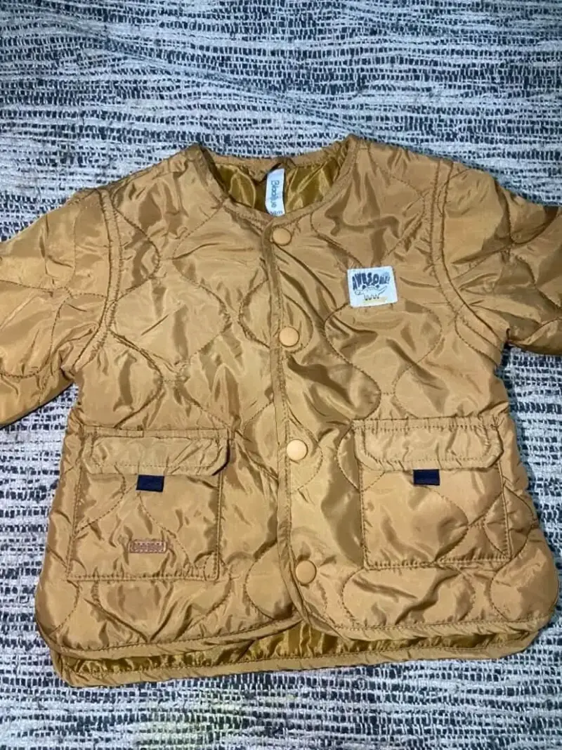 Chaqueta acolchada beige bebé