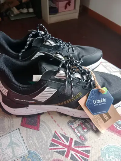 Zapatillas deportivas negras nuevas - miniatura 1