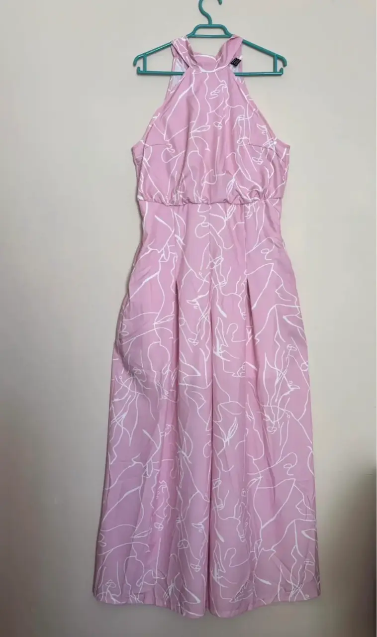 Jumpsuit rosado con diseño lineal - 2