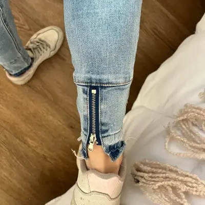Jeans ajustados tiro alto - miniatura 2