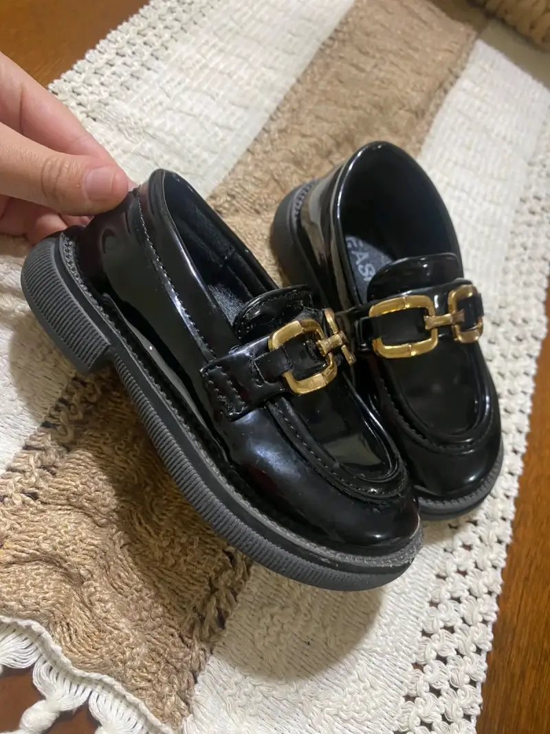 Mocasines negros charol con hebilla dorada