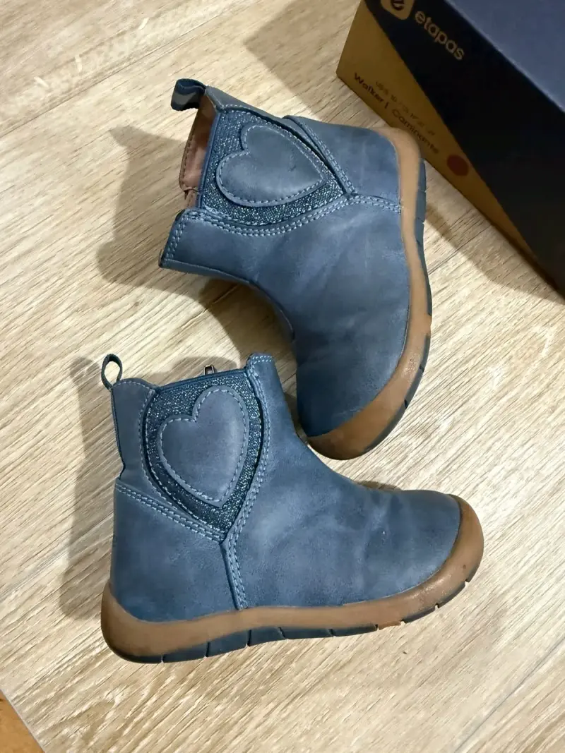 Botines azules para niños con corazón