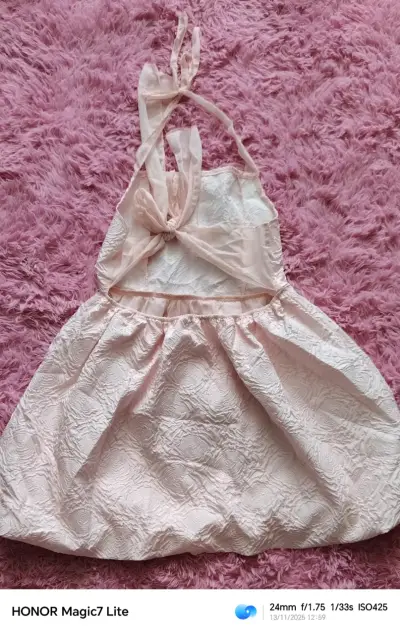 Vestido rosado con textura - miniatura 2