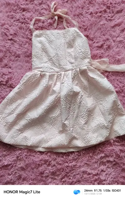 Vestido rosado con textura - miniatura 3