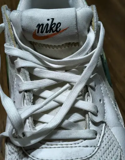 Zapatillas NIKE modelo AIR MAX, Blancas con verde - miniatura 3
