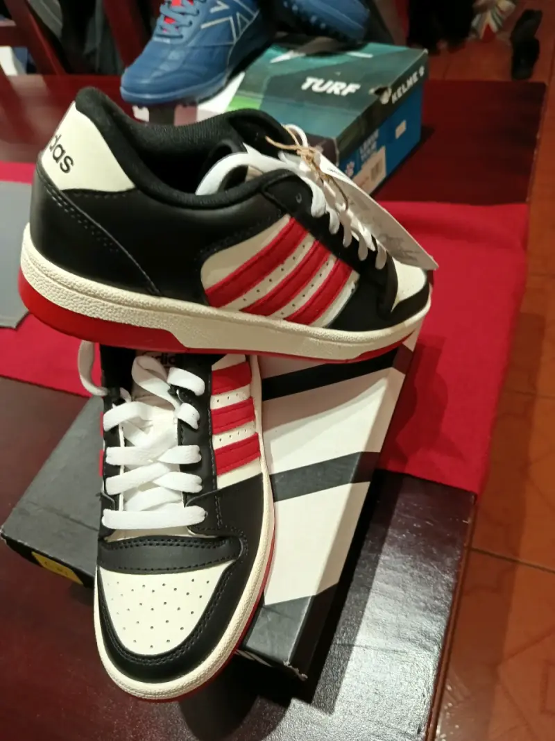 Zapatillas Adidas  blancas , negras y ro - 2