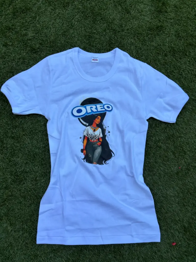 Polera blanca con diseño Oreo