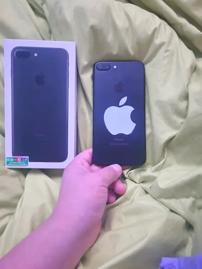 Smartphone negro con pantalla táctil - miniatura 2