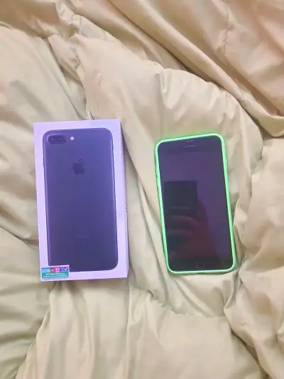 Smartphone negro con pantalla táctil - miniatura 3