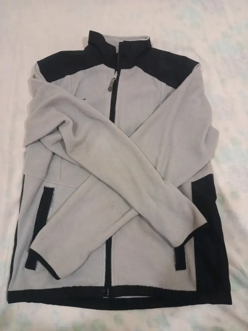Polar gris y negro hombre