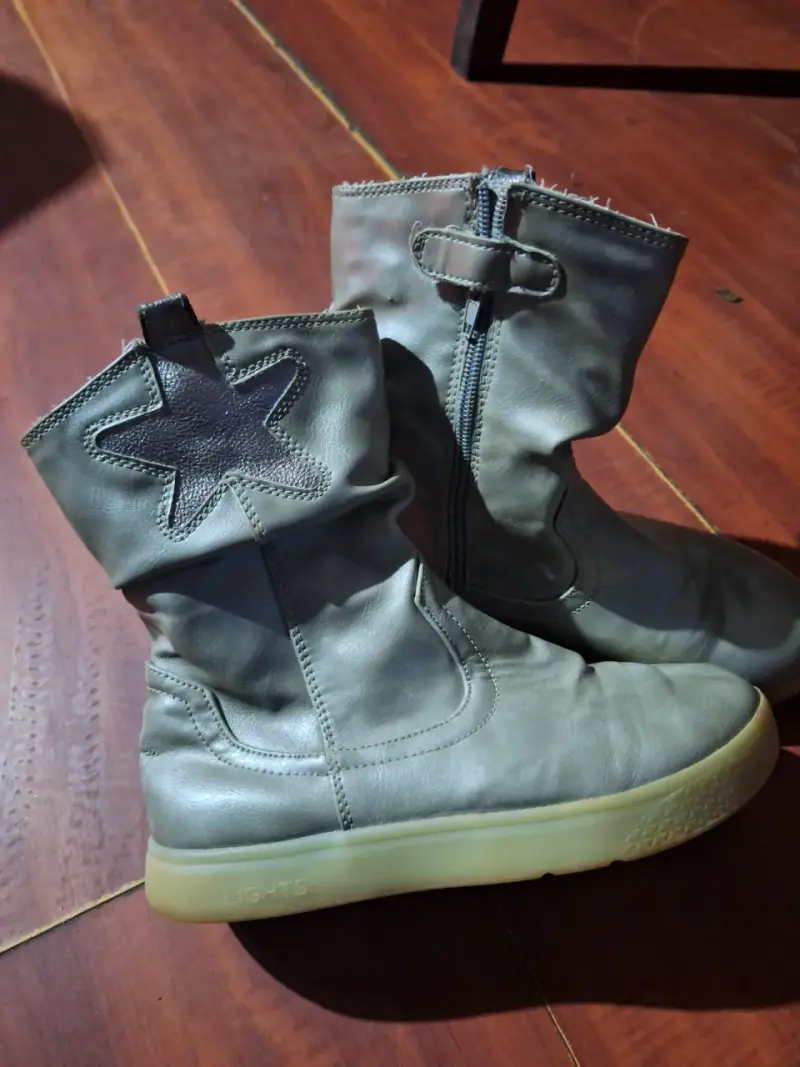 Botas grises con diseño de estrella pillin 33