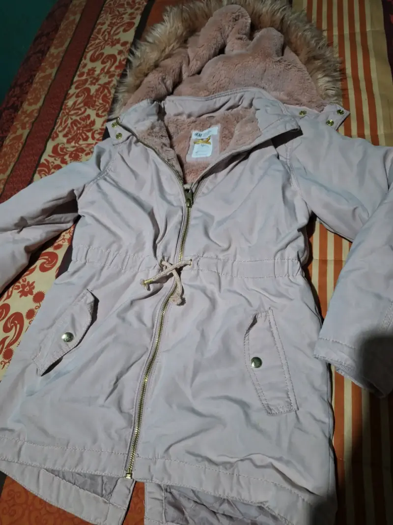 Parka rosa palo con capucha de peluche