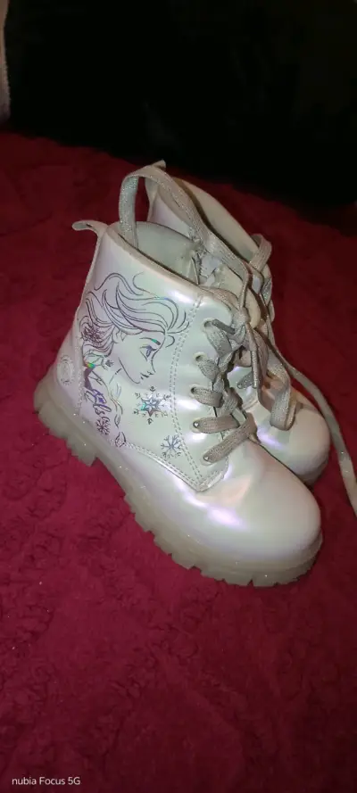 Botas blancas con diseño animado - miniatura 1
